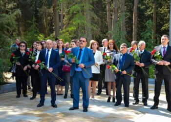 AEM əməkdaşları Heydər Əliyevin məzarını ziyarət ediblər – VİDEO